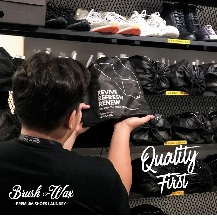 Teknisi Brush and Wax memeriksa kualitas sepatu