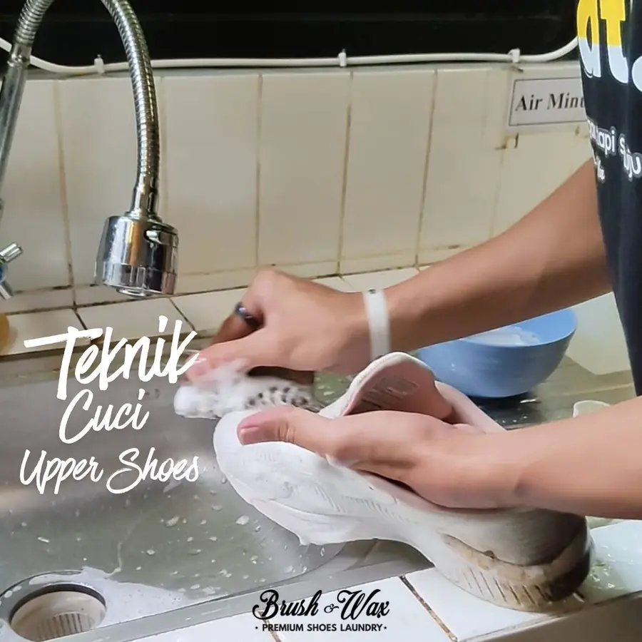 Teknik mencuci upper sepatu secara manual