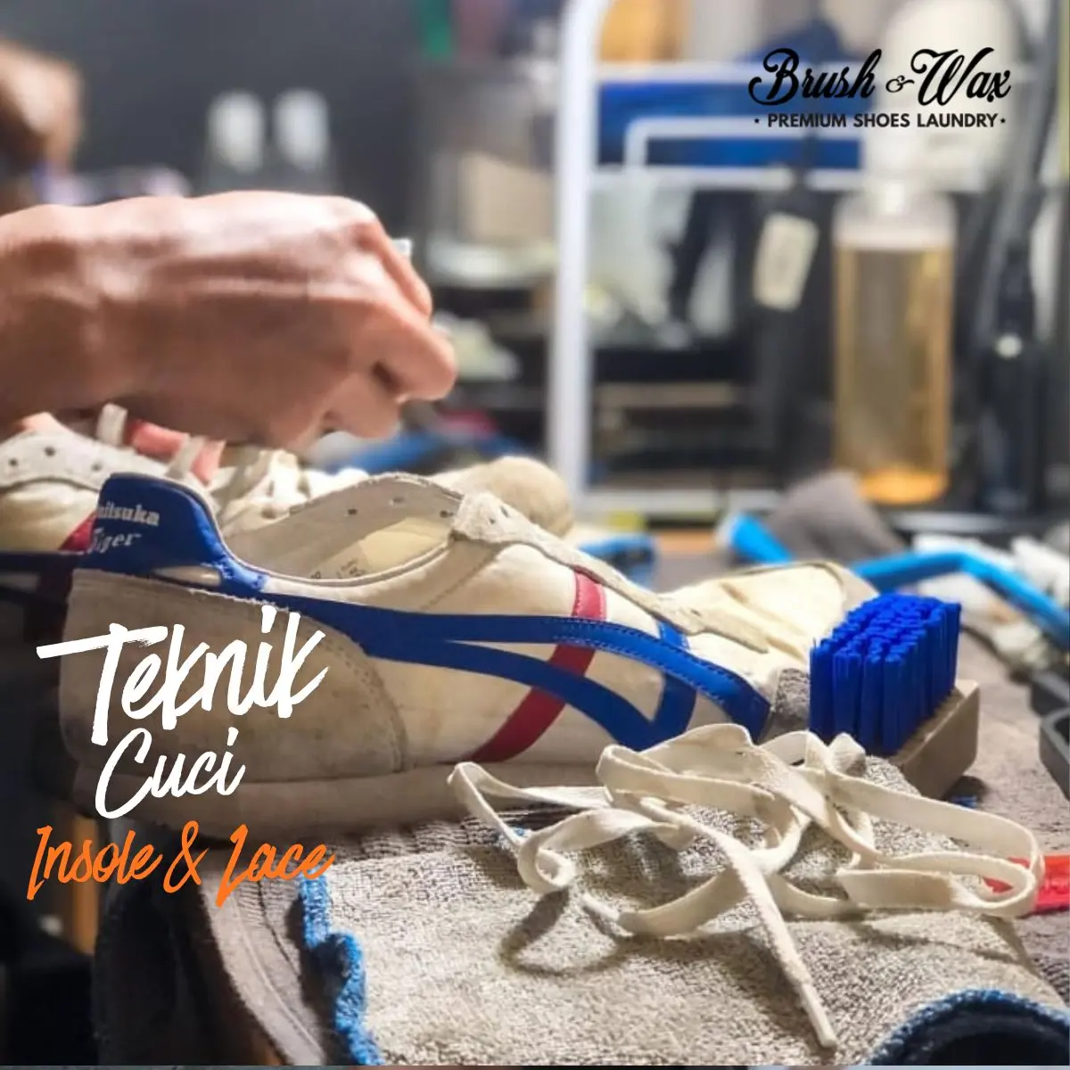 Teknisi Brush and Wax membersihkan insole dan tali sepatu secara manual