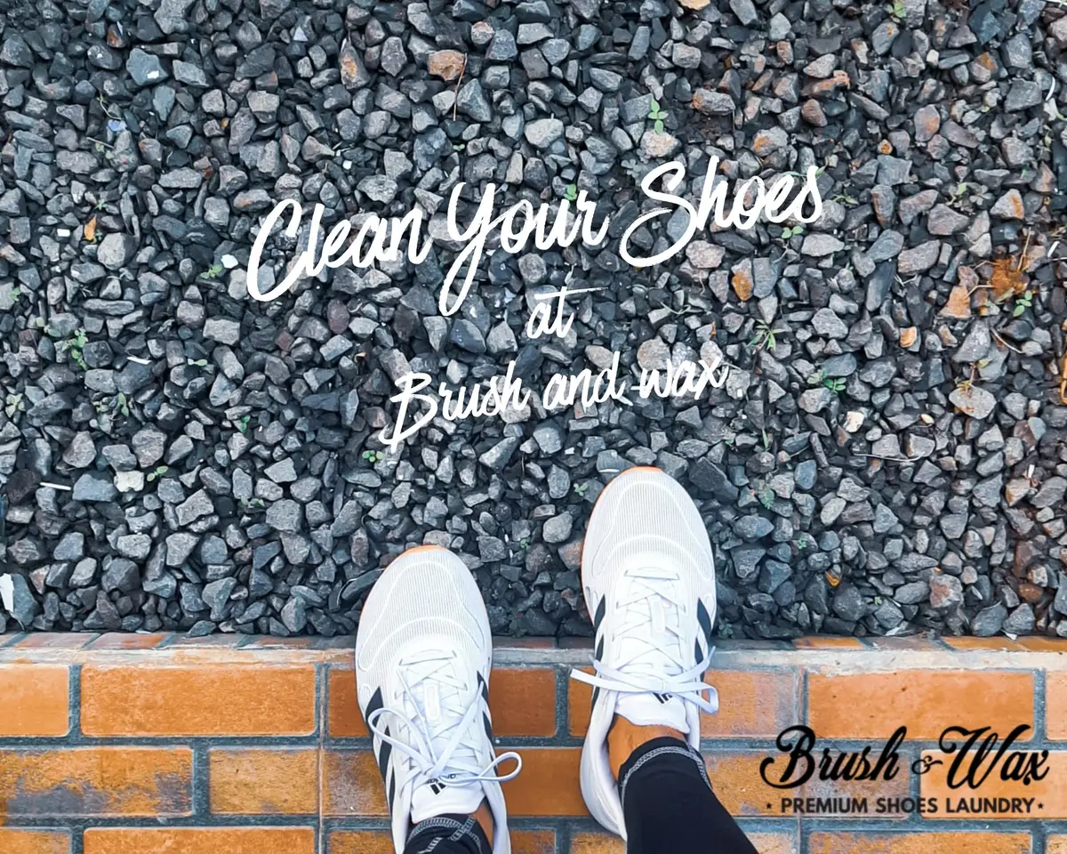 Kaki pelanggan memakai sepatu putih bersih setelah treatment Brush and Wax